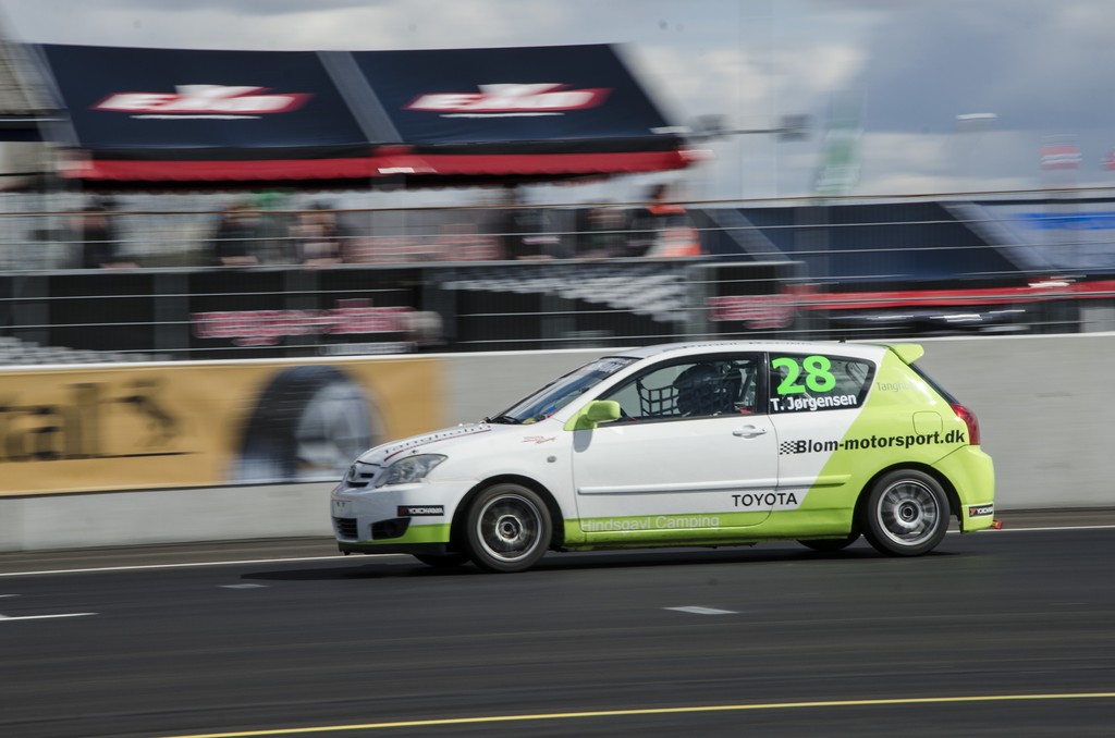 Torben Jørgensen havde en gæsteoptræden i Yokohama 1600 Challenge. Den ellers så trofaste Honda kører havde denne weekend lånt en Toyota Corolla, som han. bl.a. kørte en 3. plads i Oldboysmesterskabet hjem i.
(Foto: Denner Photo)
